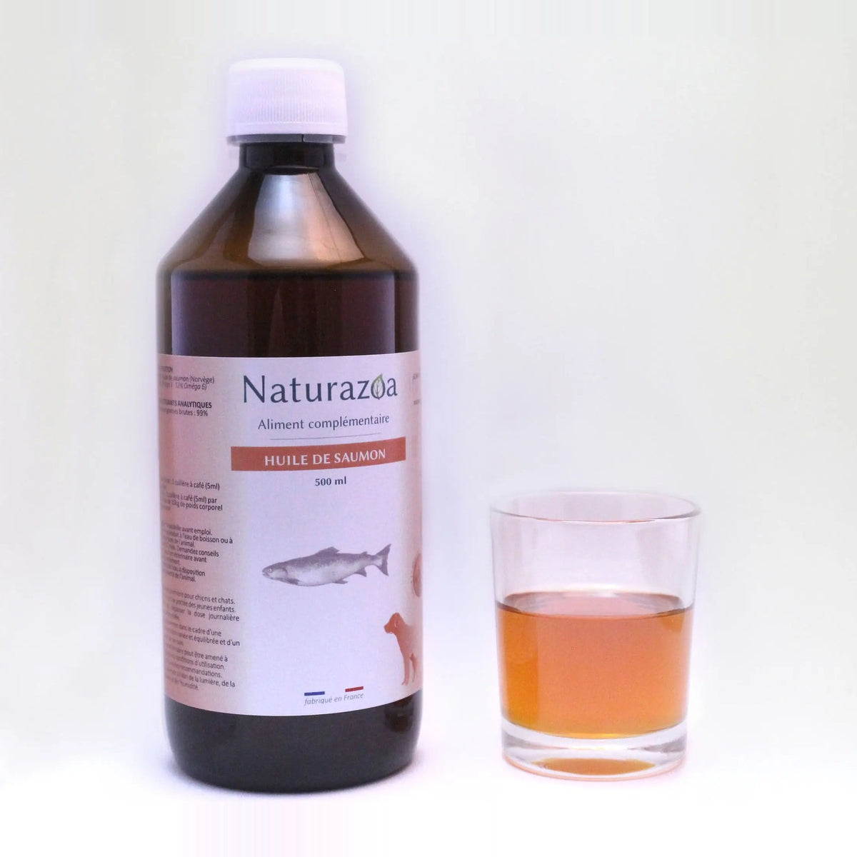 Flacon et verre d'huile de saumon oméga-3 pour chien et chat — Naturazoa