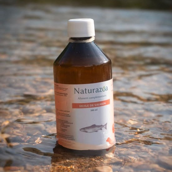 Huile de saumon Naturazoa au bord d'une rivière